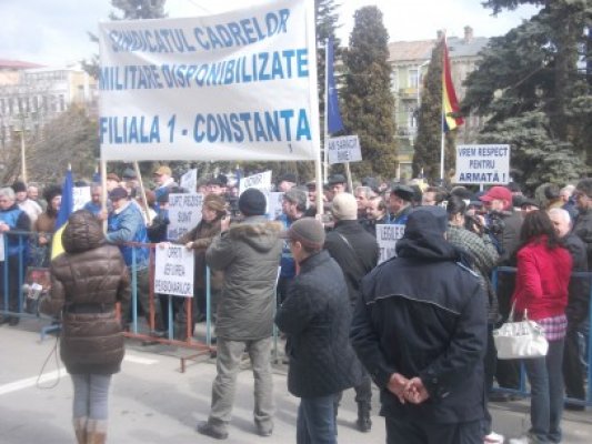 Militarii în rezervă au protestat la Prefectură